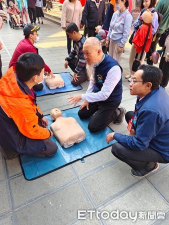 ▲台南消防局第六大隊土城消防分隊於大年初二及初三,在正統鹿耳門聖母廟舉辦防範一氧化碳中毒、防火及CPR宣導活動。(圖/記者林東良翻攝,下同)
