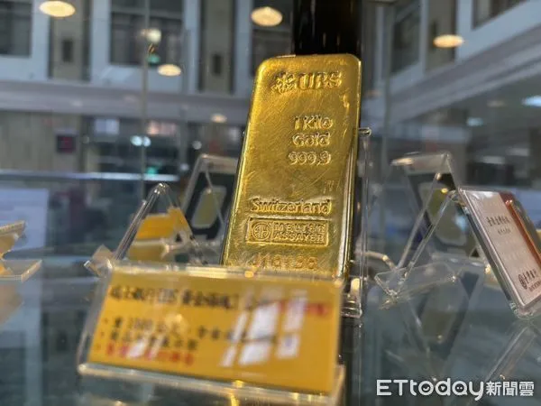 ▲圖為台銀總行展示黃金金條。(圖/記者陳瑩欣攝)