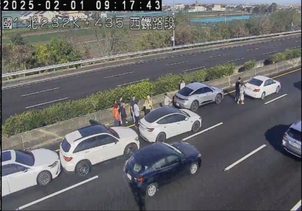 ▲▼國1北向232.4公里處發生5輛小客車追撞事故,占用內線車道。(圖/高公局提供)