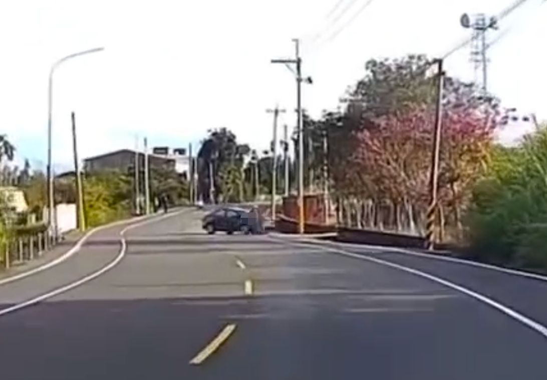 ▲彰化139縣道機車與轎車相撞。(圖/記者唐詠絮翻攝)