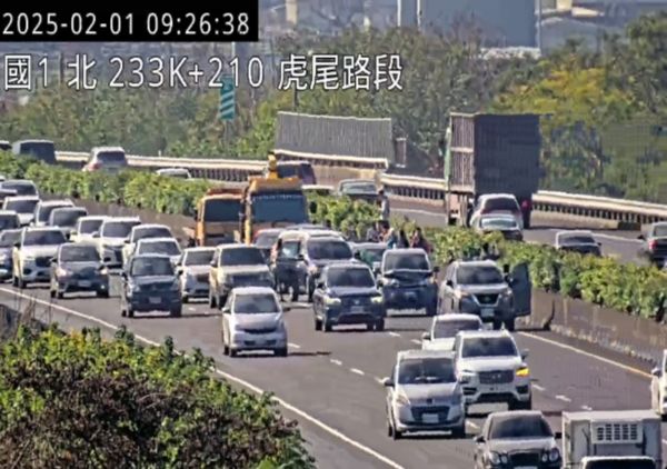 ▲▼國1北向233.8公里處發生7輛小客車追撞事故,占用內線及中線車道。(圖/高公局提供)
