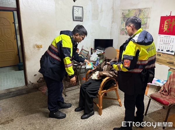 ▲▼警方將路倒男送家,並通親友前來照顧。(圖/龜山警分局提供)
