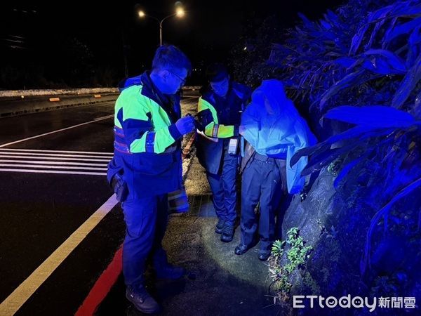 ▲▼警方將路倒男送家,並通親友前來照顧。(圖/龜山警分局提供)