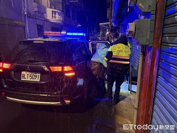 ▲▼警方將路倒男送家,並通親友前來照顧。(圖/龜山警分局提供)