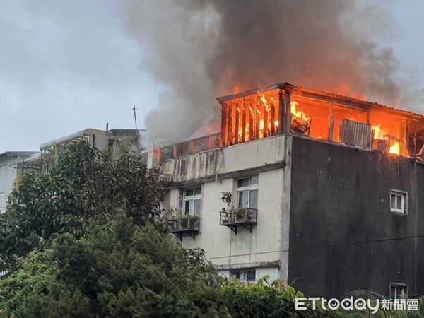 ▲2日凌晨北市士林中社路公寓頂加發生大火,所幸無人傷亡。(圖/記者張君豪翻攝)