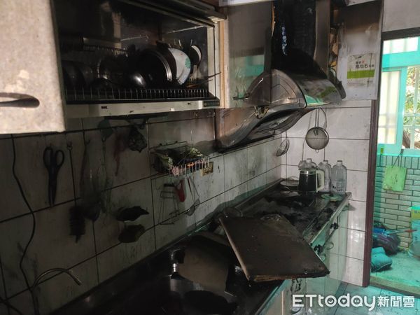 ▲▼金門民宅煮菜不慎失火,導致女屋主嗆傷送醫 。(圖/記者林名揚翻攝)