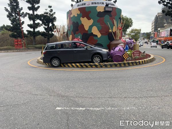 ▲金門老翁自撞圓環花圃。(圖/記者林名揚翻攝)