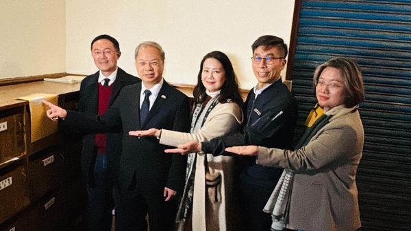 ▲▼行政院秘書長龔明鑫與民進黨團立委一起送件。(圖/李坤城社群媒體)