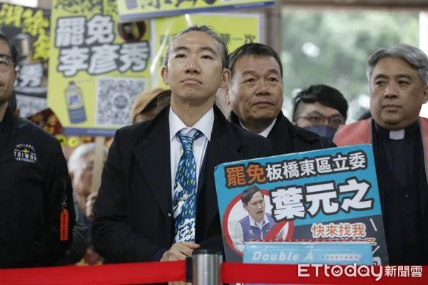 ▲▼ 罷免團體送件。(圖/記者湯興漢攝)