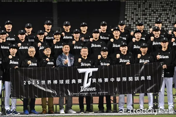 ▲▼ 中職會長蔡其昌、秘書長楊清瓏、棒協理事長辜仲諒、教育部長鄭英耀、中華隊總教練曾豪駒出席世界棒球經典賽資格賽中華隊開訓儀式。(圖/記者李毓康攝)