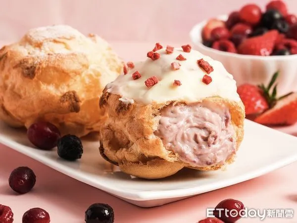 ▲▼beard papa’s2月限定推「繽紛野莓泡芙」、「玄米茶歐蕾泡芙」。(圖/beard papa’s提供)