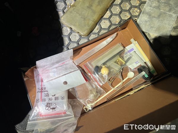 ▲毒品通緝的許男,開車擦撞警車逃逸,遭逮時在身上搜出喪屍煙彈。(圖/記者陸運陞翻攝)