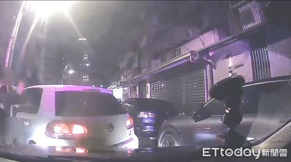 ▲毒品通緝的許男,開車擦撞警車逃逸,遭逮時在身上搜出喪屍煙彈。(圖/記者陸運陞翻攝)