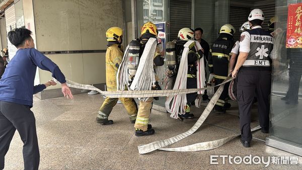 ▲▼ 高雄車站旁21層大樓驚傳火警!17樓濃煙竄出。(圖/記者吳世龍攝)