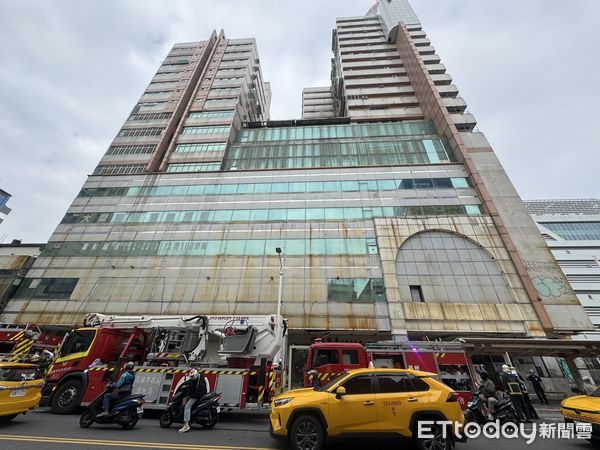 ▲▼ 高雄車站旁21層大樓驚傳火警!17樓濃煙竄出。(圖/記者吳世龍攝)