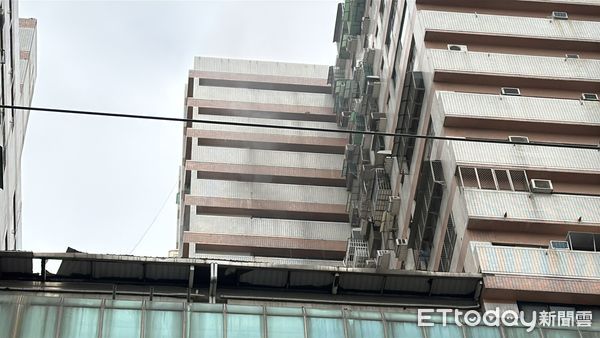 ▲▼ 高雄車站旁21層大樓驚傳火警!17樓濃煙竄出。(圖/記者吳世龍攝)