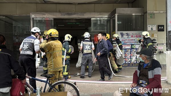 ▲▼ 高雄車站旁21層大樓驚傳火警!17樓濃煙竄出。(圖/記者吳世龍攝)