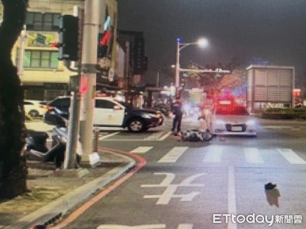 ▲台南市發生義消人員駕車為趕赴救災,涉使用警示燈及警鳴器闖紅燈,並與機車發生車禍違反道路交通管理處罰條例,已由警察局後續查處中。(圖/記者林東良翻攝)