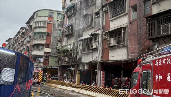 ▲新北中和連城路民宅火警,警消救出4名住戶,1男預防性送醫。(圖/記者陸運陞翻攝)