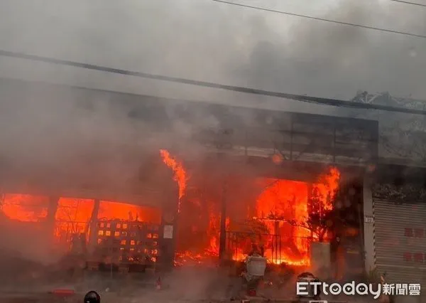 ▲火鍋店火警火勢猛烈。(圖/桃園市政府消防局提供)
