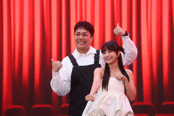 圖一:世新大學產學合作戲劇才藝選秀節目《戲戲品味》節目主持人徐凱希(右)與關韶文(左)。(圖/世新大學提供)