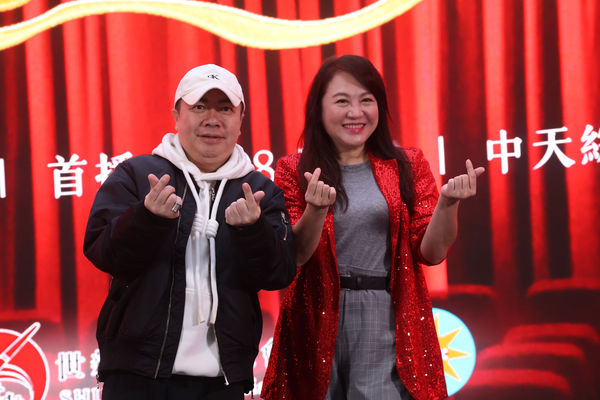 圖二:世新大學產學合作戲劇才藝選秀節目《戲戲品味》評審代表董至成(左)與楊潔玫(右)。(圖/世新大學提供)