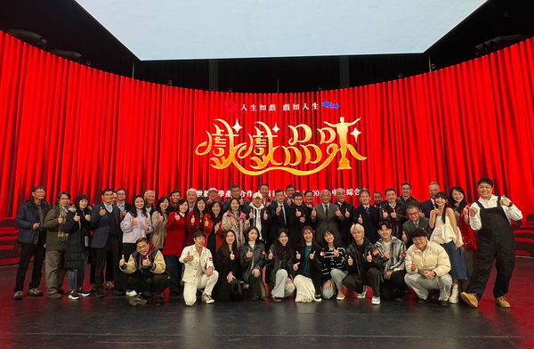 圖四:世新大學校內主管、各系主任與校友會總會一起支持節目開播。(圖/世新大學提供)