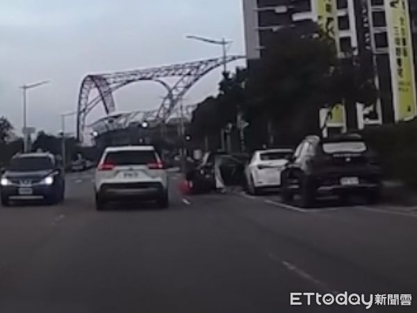 ▲少年仔停路邊突開車門擊落阿嬤 差一步險釀二次撞輾。(圖/民眾提供)