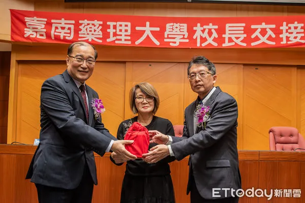 ▲嘉南藥理大學舉行代理與卸任校長交接典禮,在新任董事長薛淑惠女士的監交下,新任校長張翊峰特聘教授,自卸任校長錢紀銘教授手中接過代理校長職務,正式接下校務重任。(圖/記者林東良翻攝,下同)