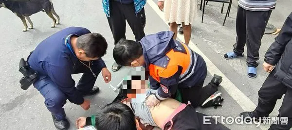 ▲▼救護人員將食道內的貢丸取出,再以心肺復甦術及使用自動體外心心臟去器,恢復女子生命跡象。(圖/新城警分局提供,下同)