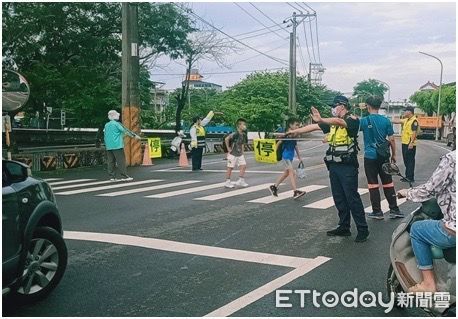 ▲屏東縣警方針對車不讓人行為加強取締 。(圖/記者陳崑福翻攝)
