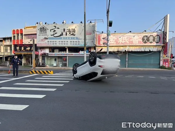 ▲▼ 苗栗轎車自撞翻覆 。(圖/記者楊永盛翻攝)