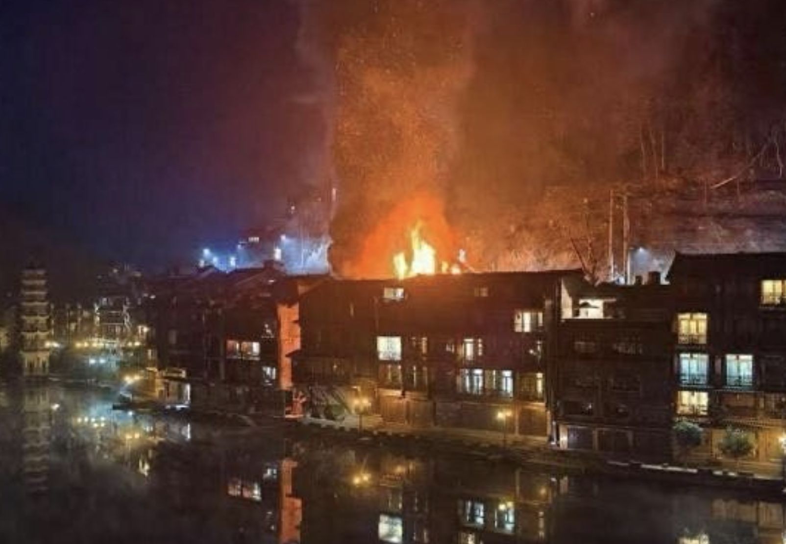 ▲鳳凰古城木造民宅深夜大火,遊客倉皇撤離。(圖/翻攝微博)