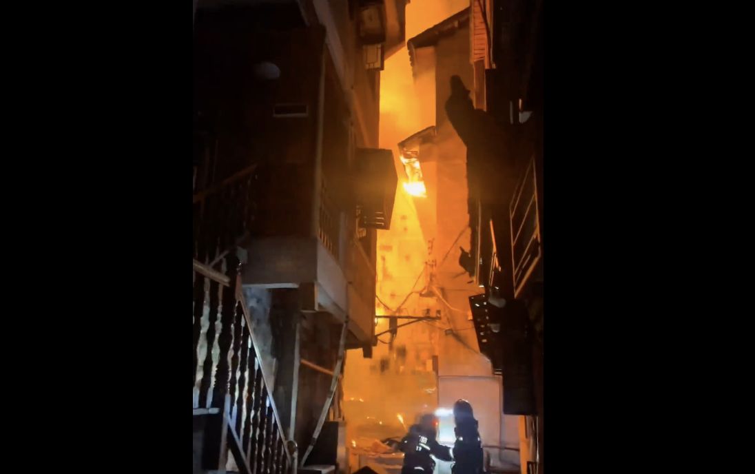 ▲鳳凰古城木造民宅深夜大火,遊客倉皇撤離。(圖/翻攝微博)