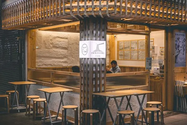 ▲▼被耽誤的炒麵店|市場裡的人氣日式炒麵店,鮮嫩多汁的唐揚雞更是激推。(圖/部落客黑皮授權提供)