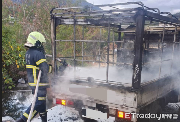▲枋山鄉麻里巴橋下的自小貨車不明原因起火 。(圖/記者陳崑福翻攝)