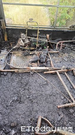 ▲枋山鄉麻里巴橋下的自小貨車不明原因起火 。(圖/記者陳崑福翻攝)