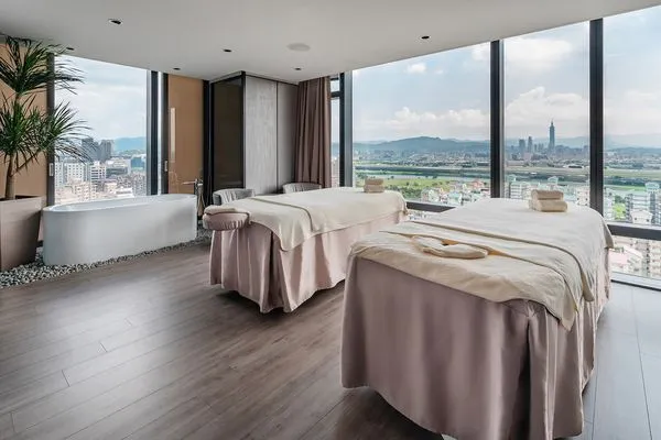 ▲台北萬豪酒店19樓的「SKY19 SPA」,台北六福萬怡酒店「BEING spa」,桃園大溪笠復威斯汀度假酒店「天夢芳療」頂級紓壓天堂。(圖/萬豪旅享家提供)