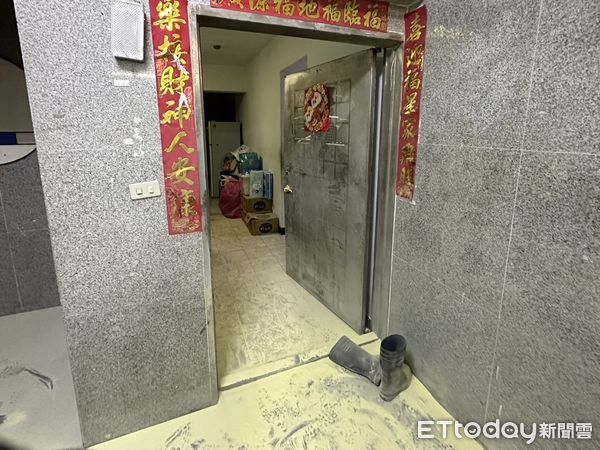 ▲酒醉的蔡男懷疑妻子離家躲在鍾男住處,竟持滅或器罵三字經敲門理論。(圖/記者陸運陞翻攝)