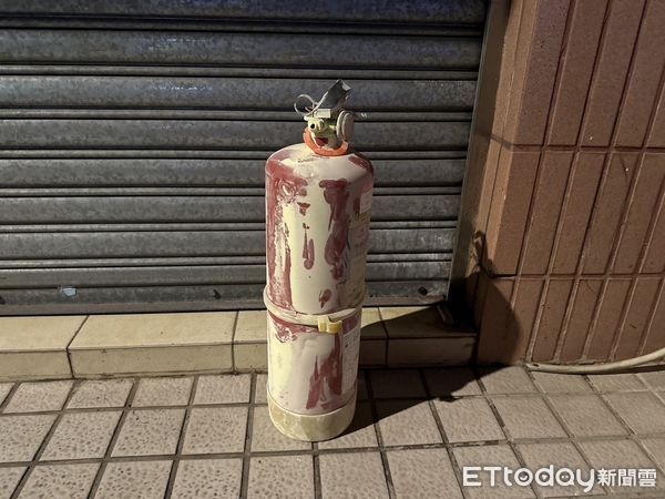 ▲酒醉的蔡男懷疑妻子離家躲在鍾男住處,竟持滅或器罵三字經敲門理論。(圖/記者陸運陞翻攝)