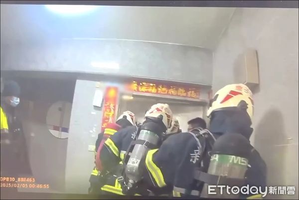 ▲酒醉的蔡男懷疑妻子離家躲在鍾男住處,竟持滅或器罵三字經敲門理論。(圖/記者陸運陞翻攝)