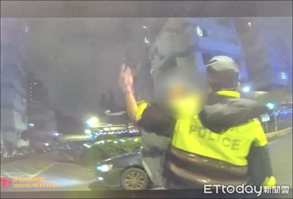 ▲酒醉的蔡男懷疑妻子離家躲在鍾男住處,竟持滅或器罵三字經敲門理論。(圖/記者陸運陞翻攝)