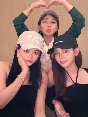 ▲王彩樺與兩位女兒。(圖/翻攝自Facebook/王彩樺-台灣濱崎步)