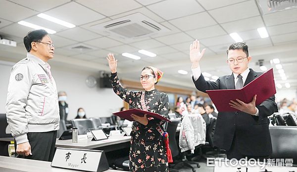 ▲桃園市政府新任原住民族行政局長巴奈.母路、智慧城鄉發展委員會主委廖修武今天上午在市長張善政前宣誓就職。(圖/記者沈繼昌翻攝)