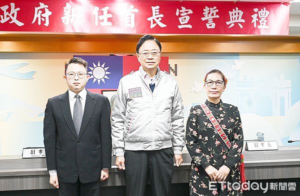 ▲桃園市長張善政與新任原住民族行政局長巴奈.母路、智慧城鄉發展委員會主委廖修武合影。(圖/記者沈繼昌翻攝)