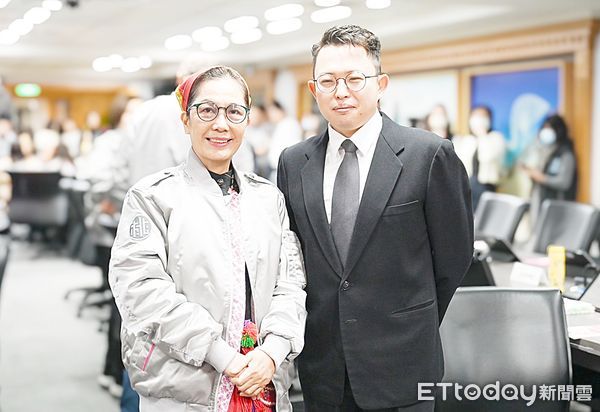 ▲桃園市政府新任原住民族行政局長巴奈.母路、智慧城鄉發展委員會主委廖修武今天上任。(圖/記者沈繼昌翻攝)