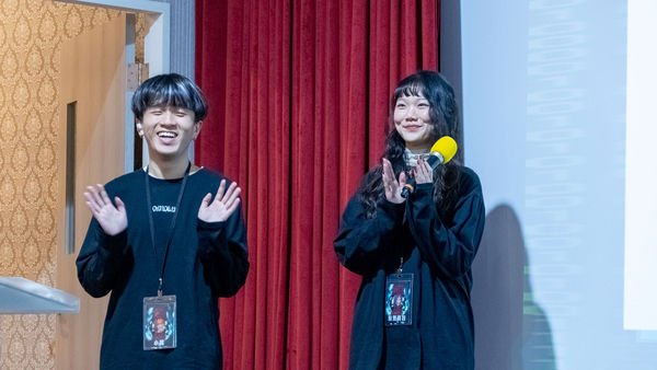 圖二:世新大學公關營總召林晉揚(左)與團隊夥伴設計營隊活動,激發學員運用創意思維解決品牌危機。(圖/世新大學提供)