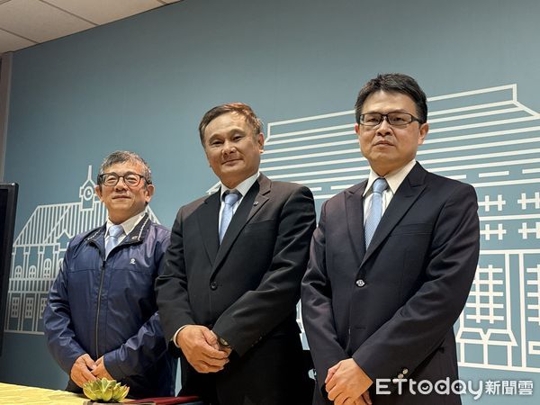 ▲▼台鐵副總劉雙火(中)、營業處長陳榮彬。(圖/記者李姿慧攝)