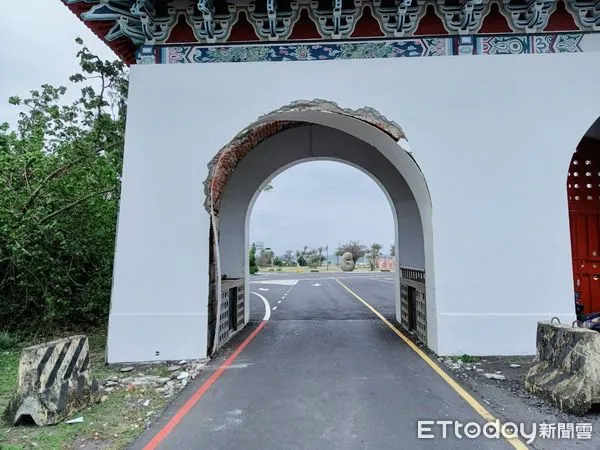 ▲墾丁森林遊樂區車道拱門外飾鋼板遭撞擊走位 。(圖/林業保育署屏東分署提供)