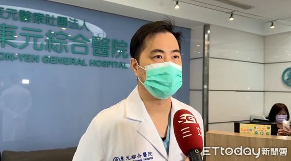 ▲遠東紡織廠氣爆,東元綜合醫院急診科急救醫學教育中心簡振宇醫師說明傷患狀況。(圖/記者黃彥傑翻攝)